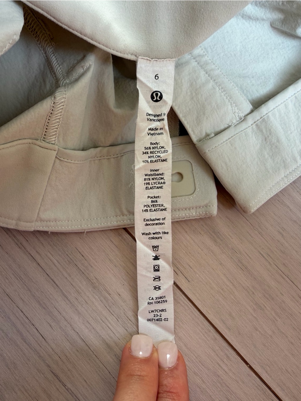[Lululemon] Relaxed-Fit Super-High-Rise Cargo Short 4" size 6 - Picture 5 of 10